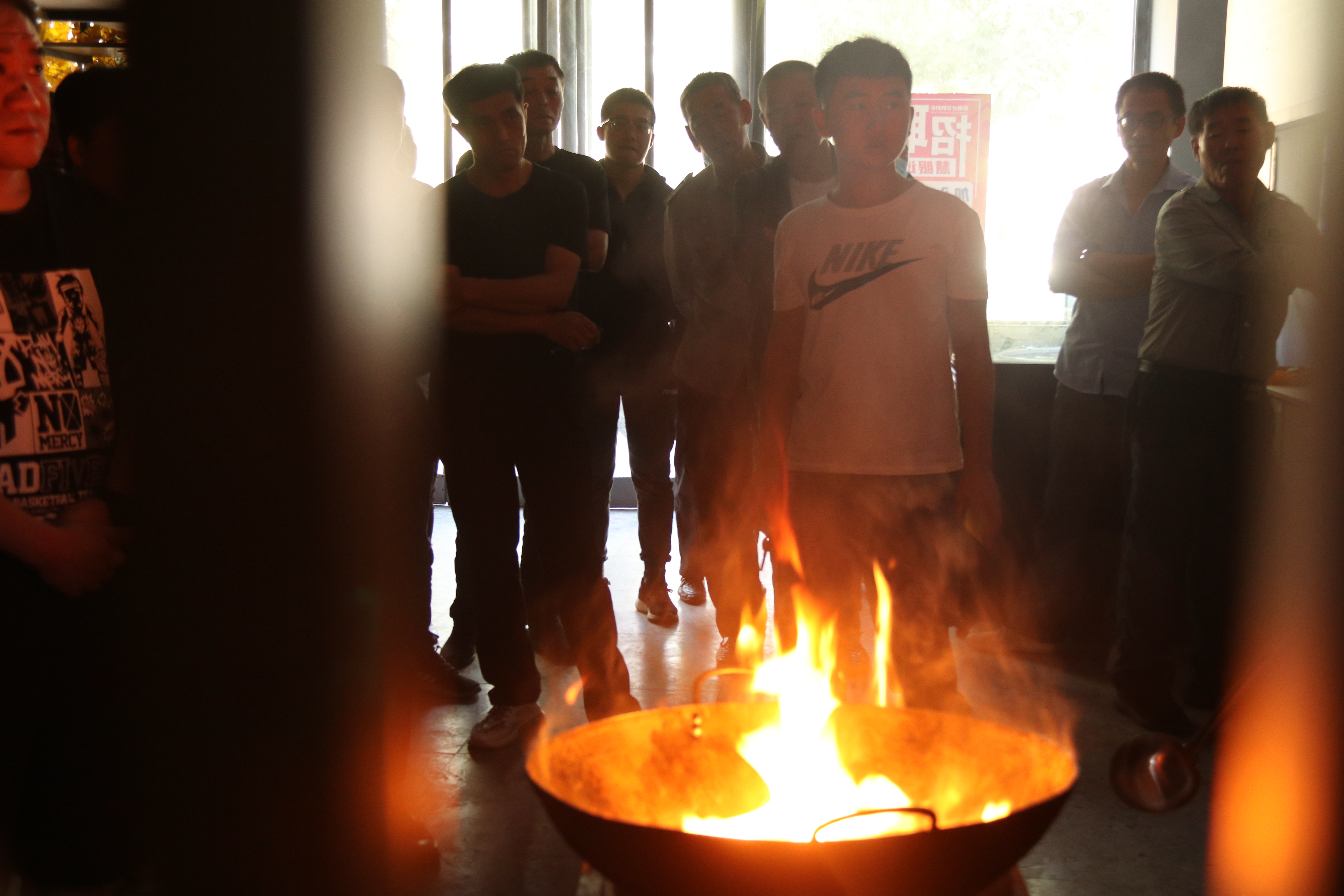 火上浇油真的可以浇灭火吗,火上浇油能扑灭吗