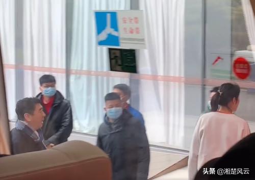 小细节看朱婷，球品人品真是好，排坛地位真的高，主任邀她站C位