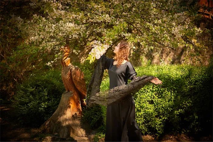 疫情期间住古堡，国外普通女大学生迅速成百万网红，获千万点赞