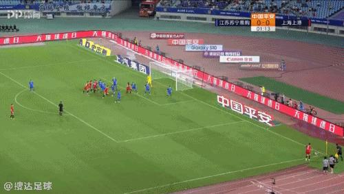 中超赛场上演罕见一幕,中超足坛高能场面