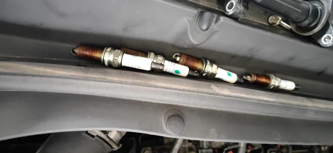 火花塞换了油耗会低么,10万公里不换火花塞有什么影响