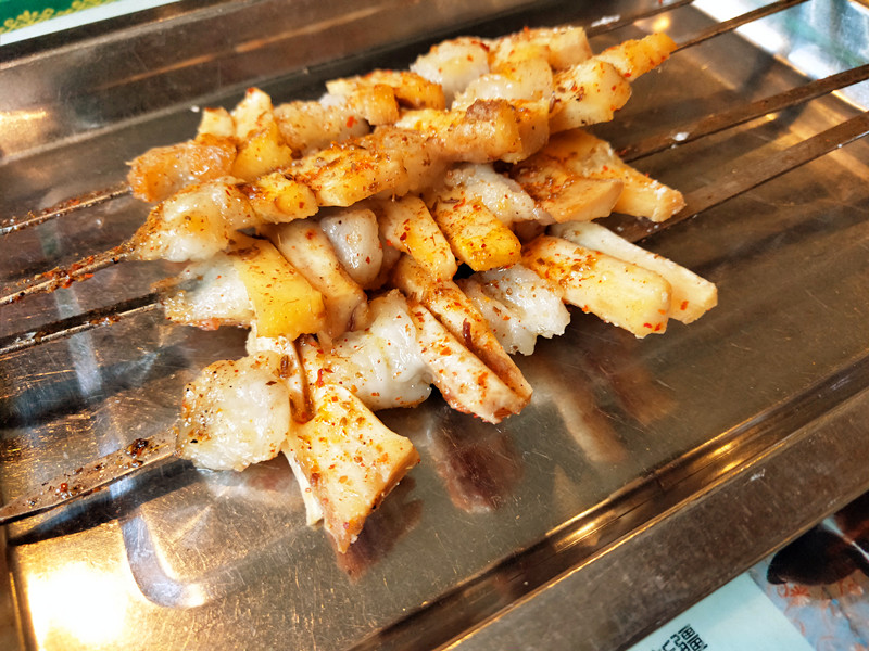 外媒首推京城*疆新**菜餐厅,东四胡同里的弯弯月亮