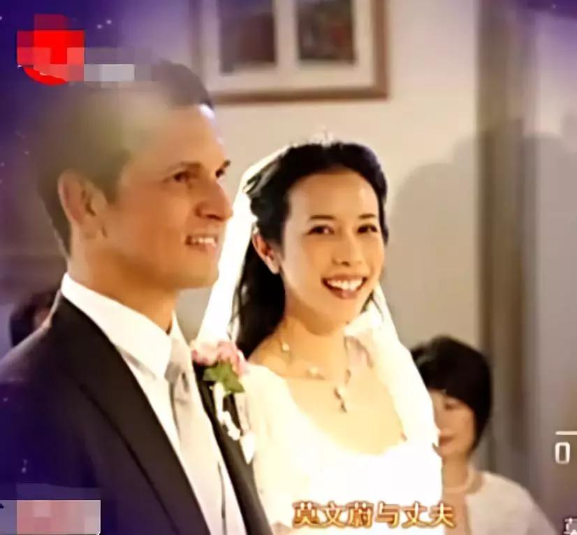 48岁莫文蔚身材惹人羡,自律莫文蔚