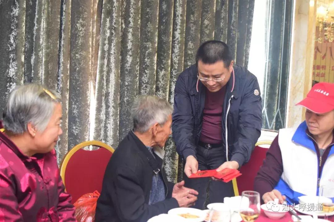 龙湖区第八个善待鳏寡百叟宴今举行铂晶大酒店多年资助大爱奉献