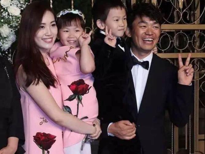 马蓉董卿赴美生子，一个为移民一个为教育，“撤侨令”下如何做？