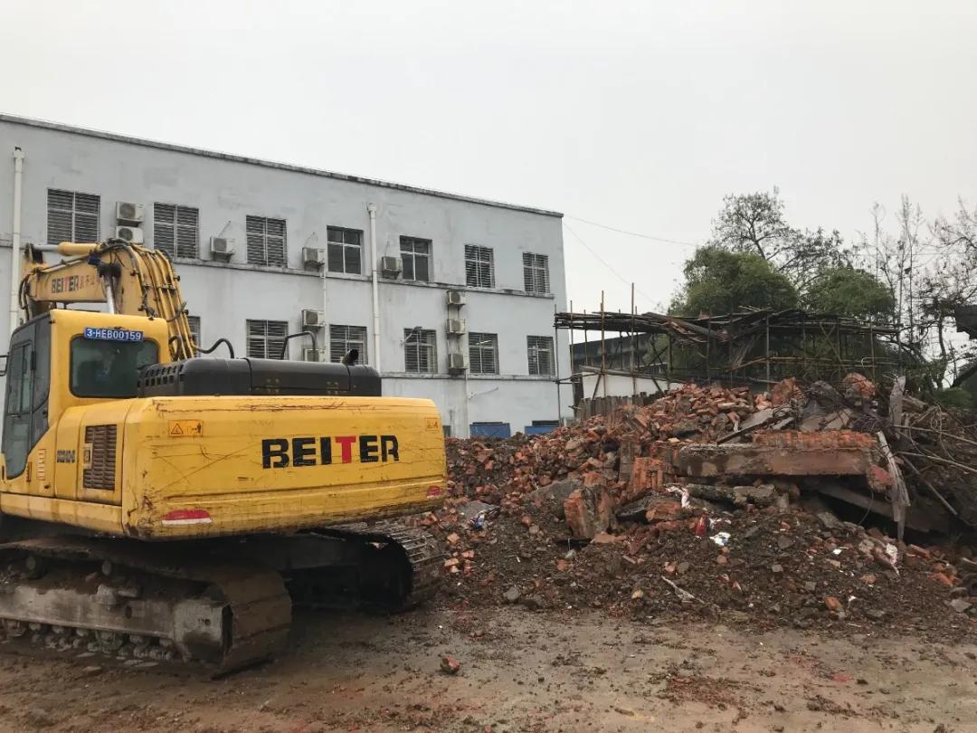 轰的一声，这座60多年历史的废弃建筑...