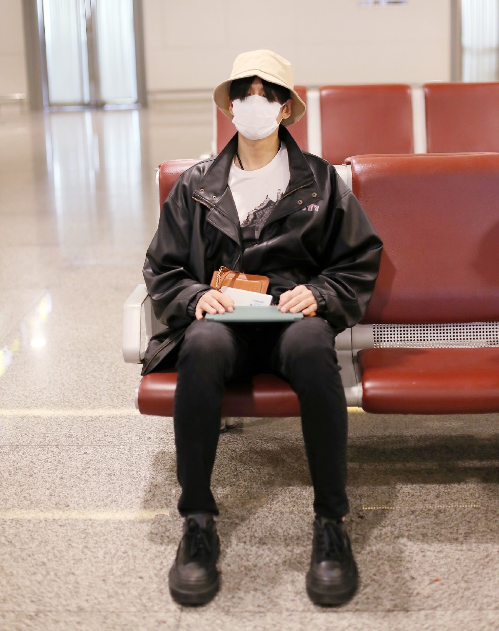 张云龙黑皮衣图,张云龙穿西装造型