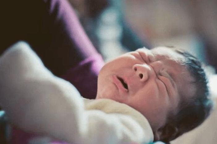 宝宝睡觉会被吓到吗,婴儿睡觉被吓到