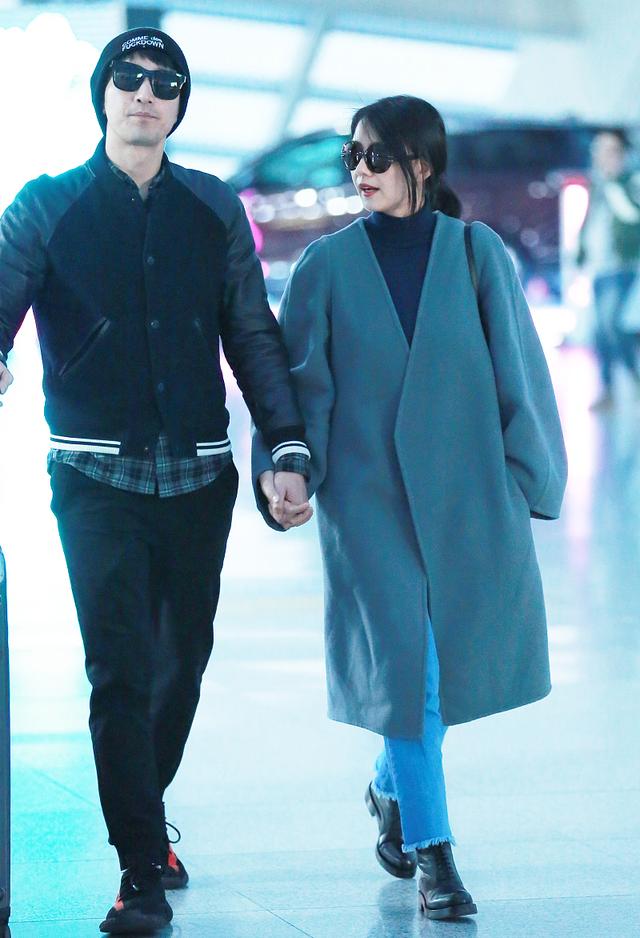 赵又廷也变时髦了，故意穿小一号棒球服配椰子鞋，潮男气质出来了