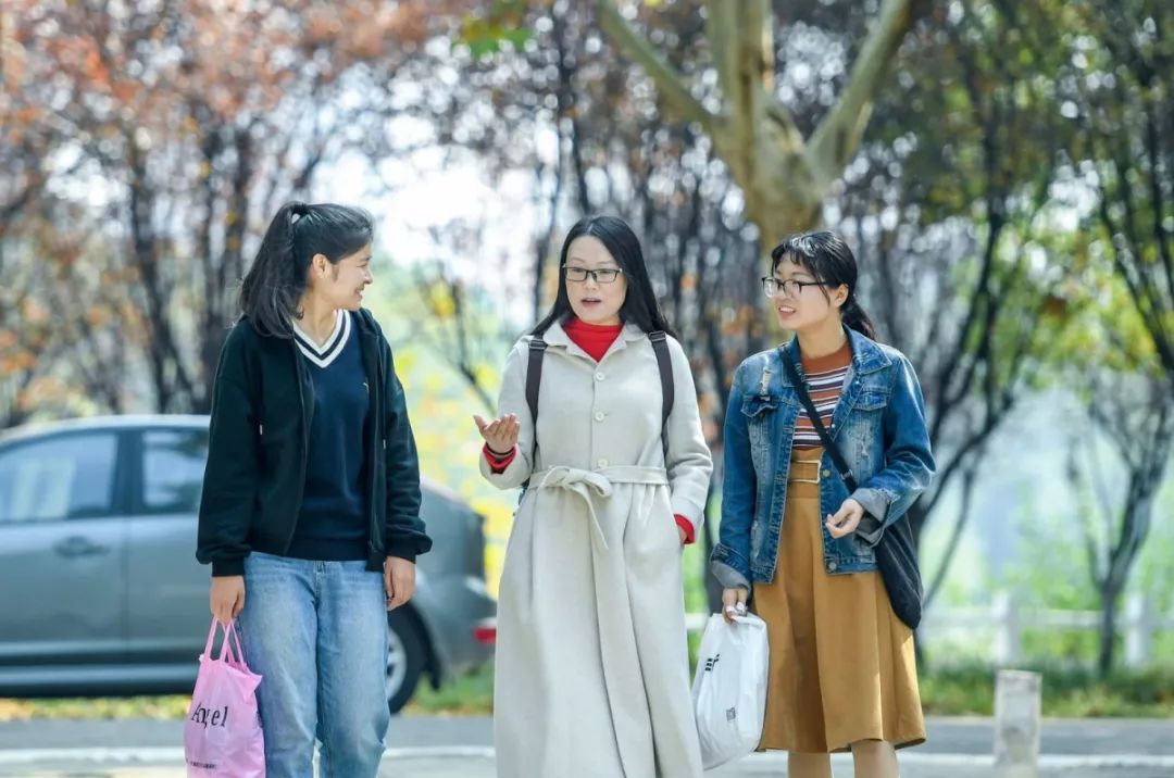 湖北50岁女大学生火了！平时上学节假日上班，还拿了国家奖学金