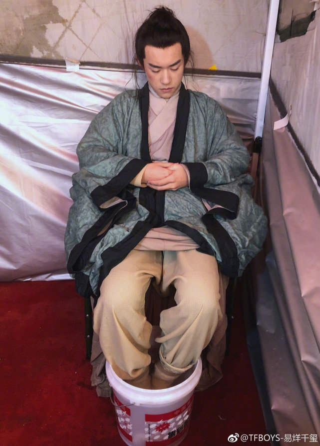 易烊千玺超牛应援,易烊千玺115万应援灯