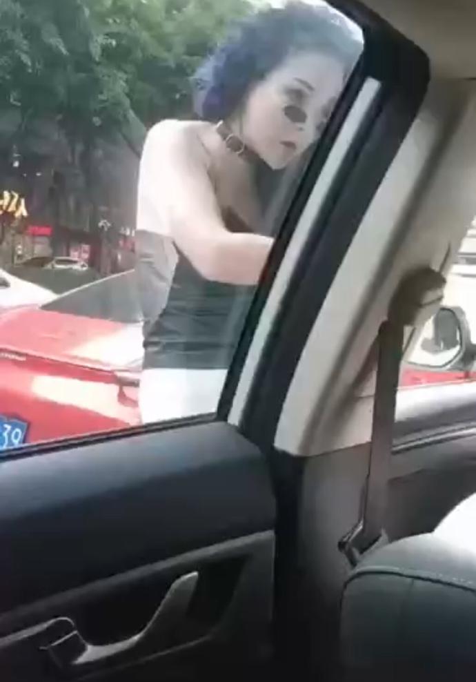 女司机开保时捷闯红灯视频,保时捷女司机被拦