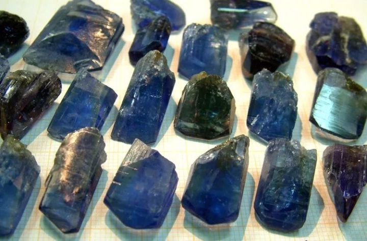 坦桑石深度解读,坦桑石多少大小值得收藏