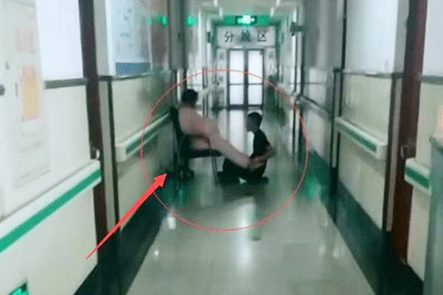 吃尽了分娩前的苦,被老公的动作感动,网友:宝贝你爸爸真的很好