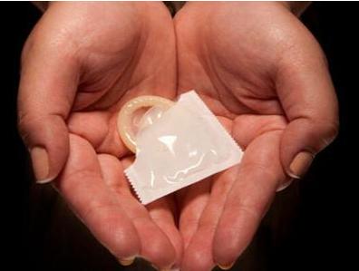 印度艾滋女投湖自杀，尸体被鱼啃食，吃鱼或水源会传染给我们吗？