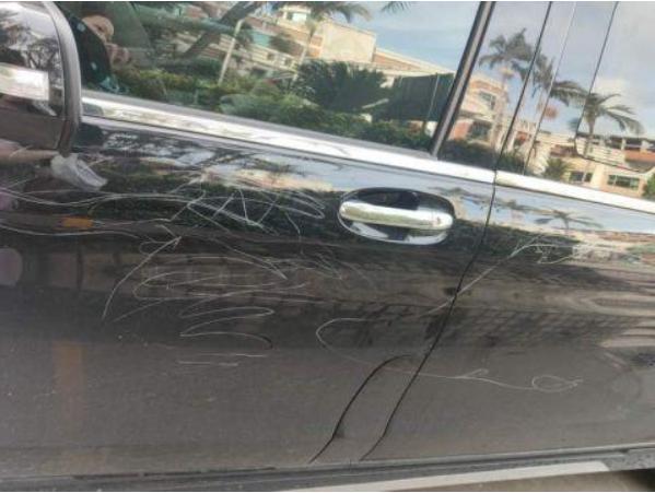 车被熊孩子划伤全车漆,4个熊孩子划伤45辆豪车