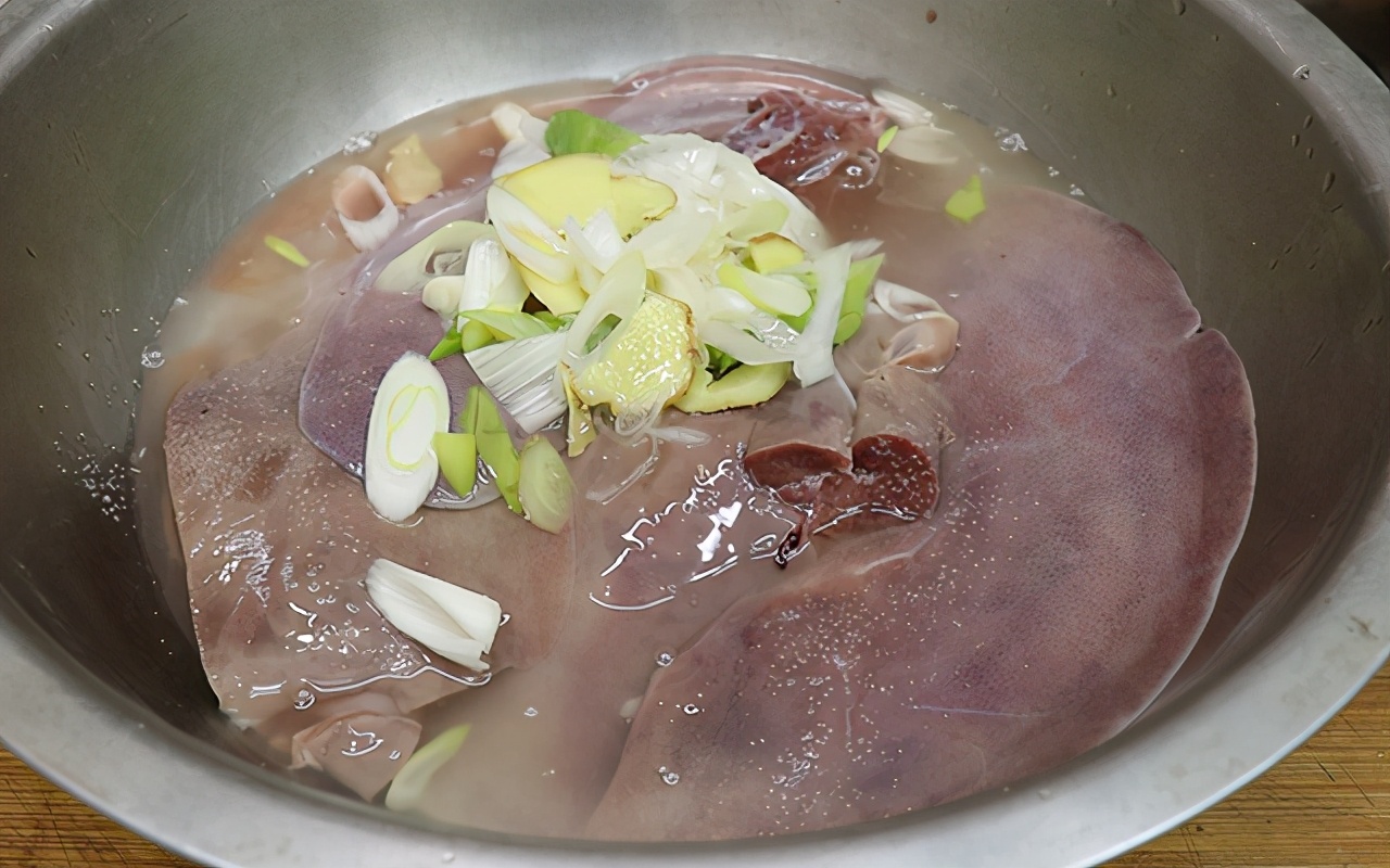 猪肝好吃但难卤，不要直接下锅，记住2个小技巧，鲜嫩不老无腥味