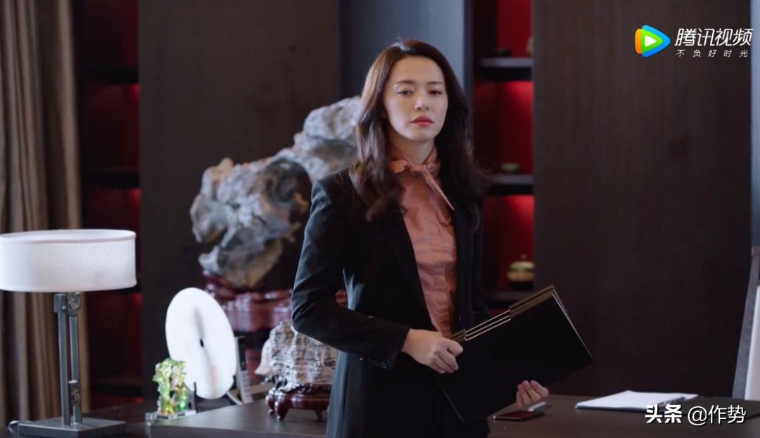 《都挺好》里，苏明玉示范了女白领到底应该怎么穿！