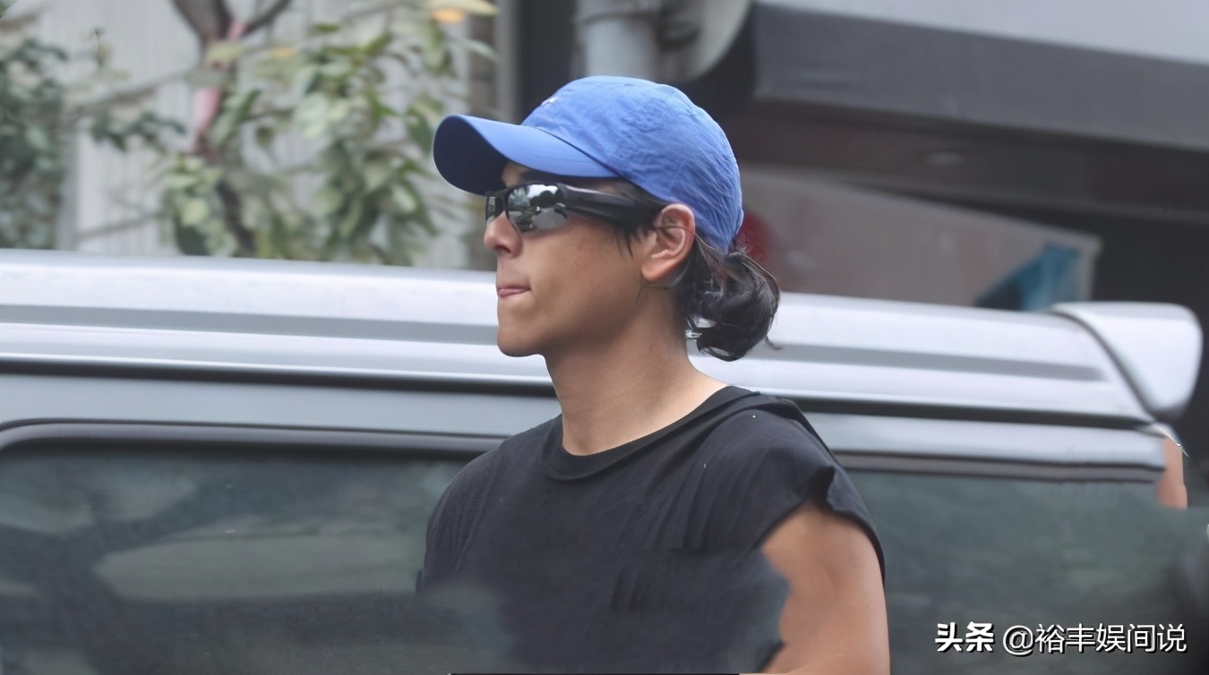 彭于晏晒照头发凌乱胡子拉碴,彭于晏新发型放飞自我