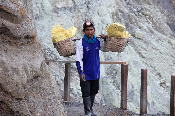 沐浴硫磺，追寻蓝火——印尼宜珍火山