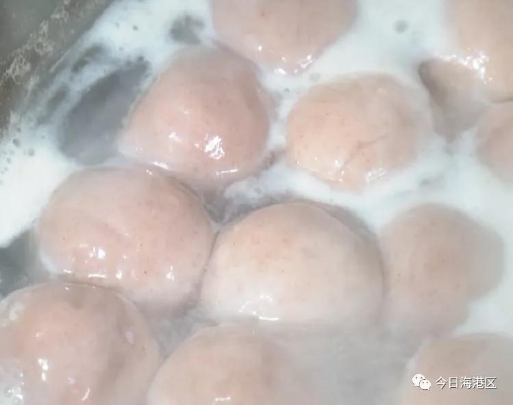 中秋节月圆之时家人团聚吃月饼,月圆人团圆不用等待的团聚更美味