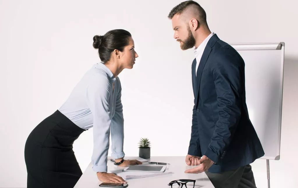 职场当中遇到太自私的同事怎么办,职场上碰到占便宜的同事怎么治他