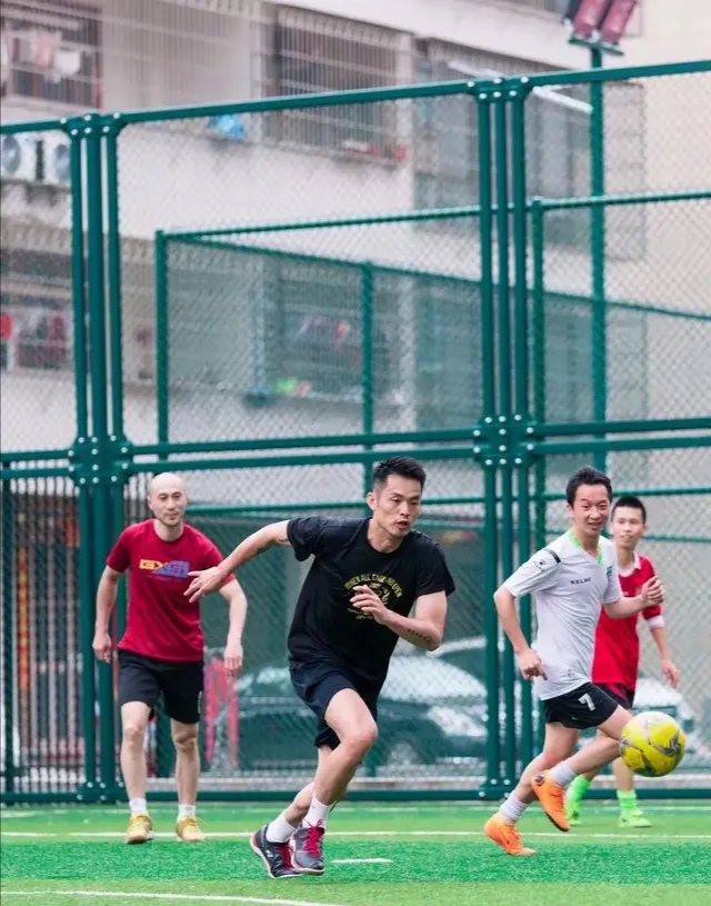 林丹丢拍接球成功名场面,林丹踢起足球视频