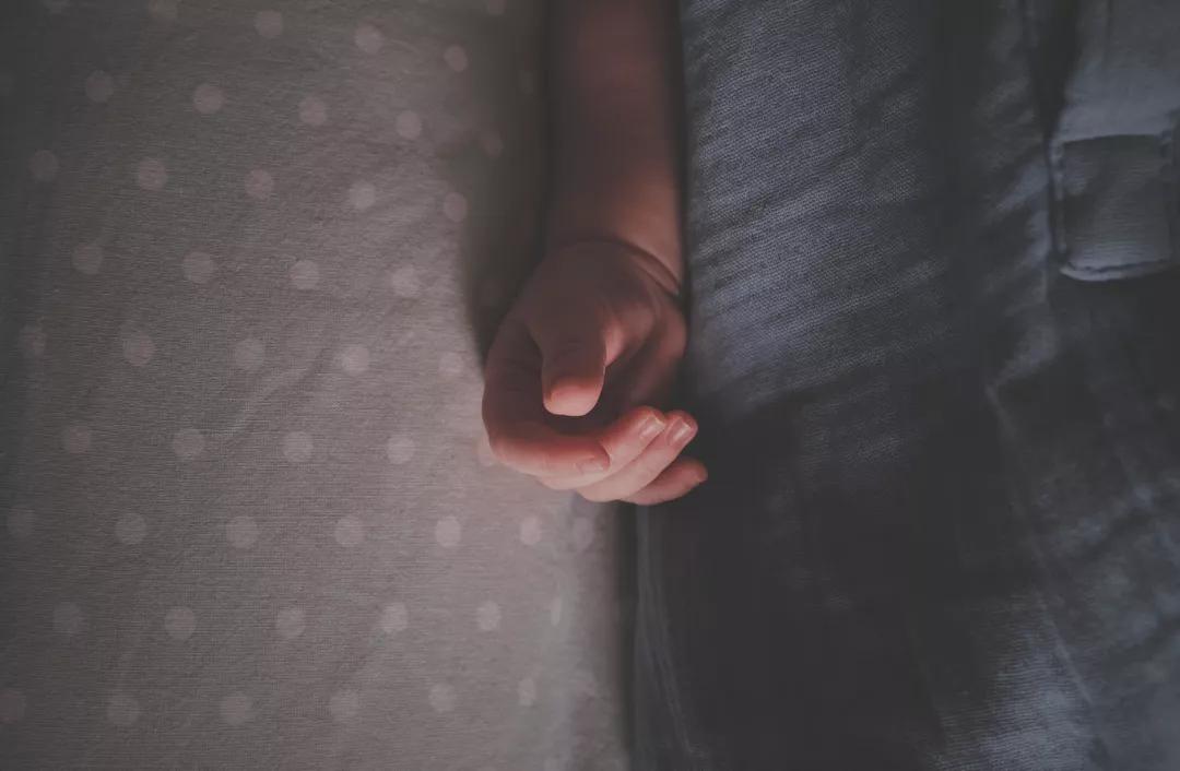 婴儿从床上摔下来的正确处理方法,宝宝从床上摔下来正确对待的方式