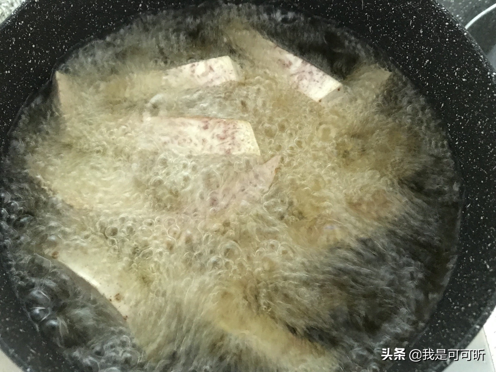 翻沙芋头不起白沙？那是因为要加这味料，软糯香甜，真的很好吃