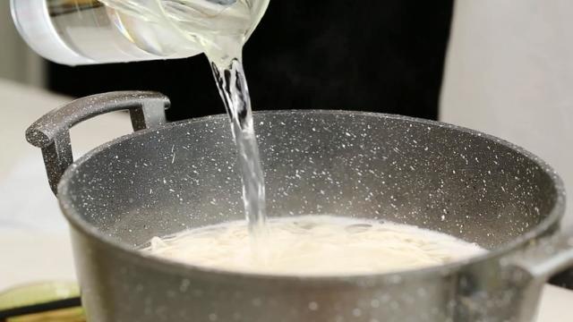 大虾比猪肉还便宜，抢购10斤，这样处理，放几个月都很新鲜