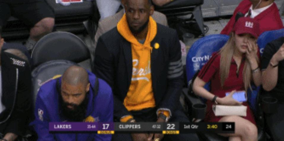 罗志祥女友坐在詹姆斯身旁让人羡慕，老詹公开招募自由球员加盟