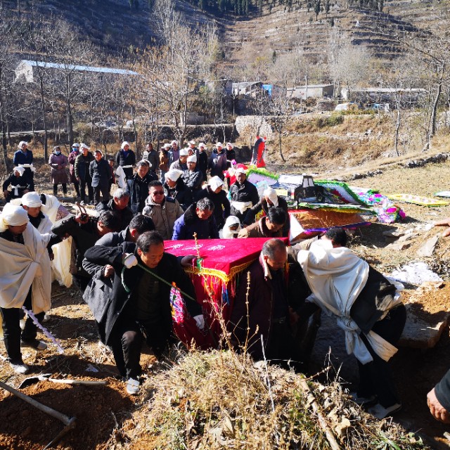 农村不火葬实行土葬是真的吗,山区可以土葬吗