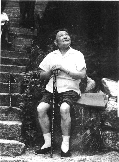 1979年，75岁的*小平邓**全程步行登顶黄山，他说：这证明我完全合格