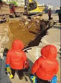 为什么小孩儿都喜欢挖掘机,为什么小孩都爱挖掘机搅拌车