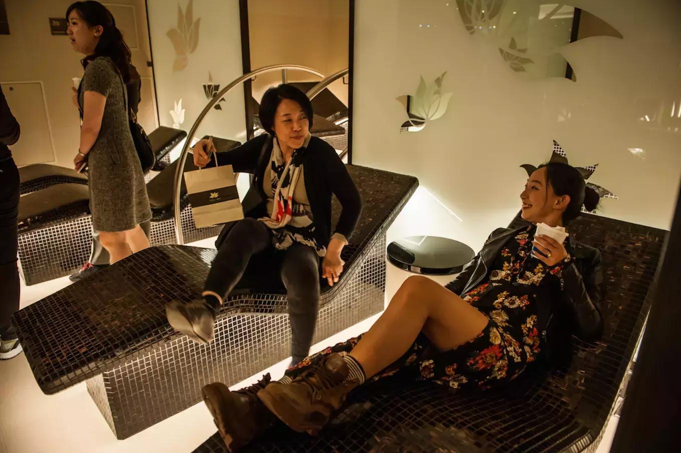 环球蜜月的小两口，免费上了一座价值8亿欧元的邮轮