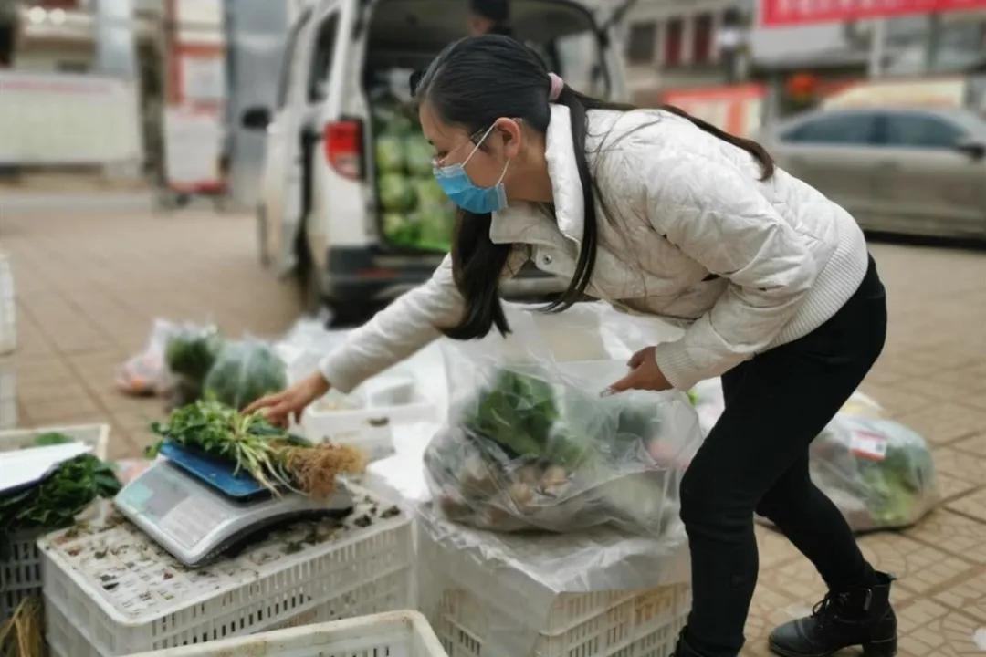 白衣女侠、妙笔警花、环卫女工……她们立足岗位各尽其能战疫显身手