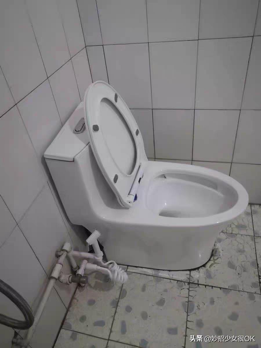 马桶堵了用塑料怎么做就通了,马桶掉进一个塑料瓶盖堵了怎么办