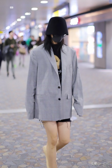 杨超越私服穿裙,韩国人看杨超越水手服少女感爆棚