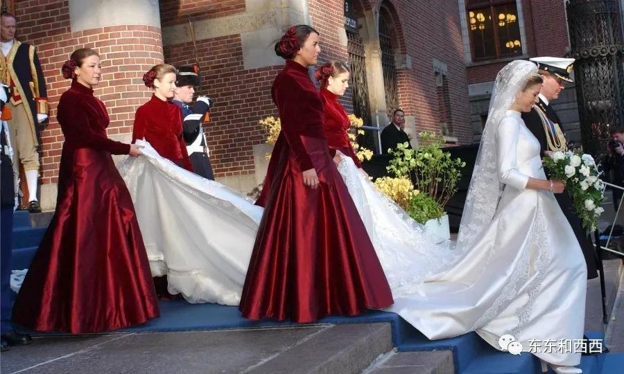 盘点英国女王戴过的王冠,英国女王和凯特戴同样的珠宝