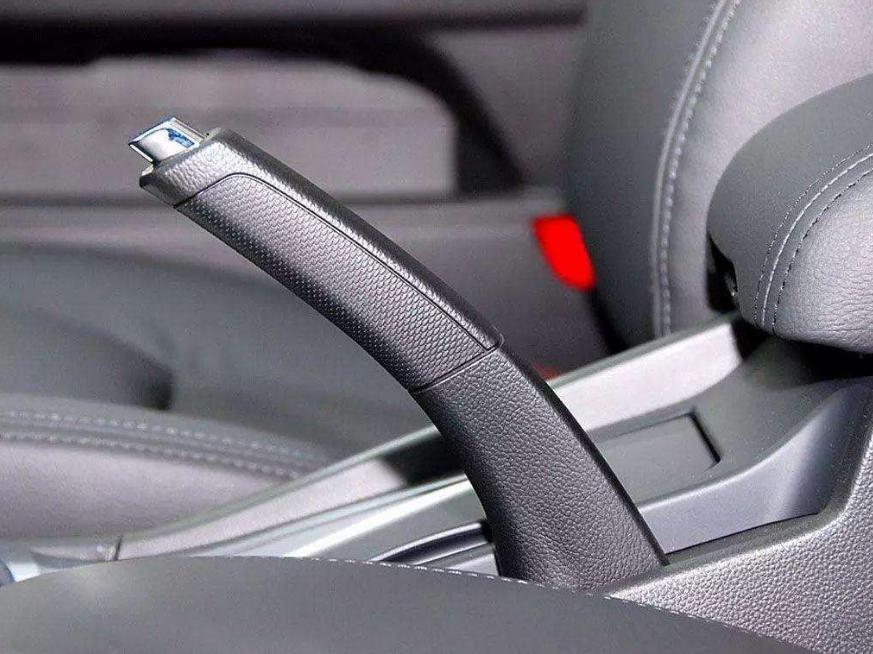 刹车突然失灵怎么办,汽车在行驶中刹车突然失灵怎么办