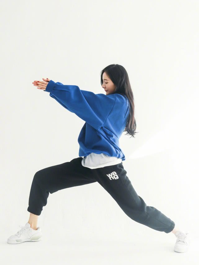 杨幂红大衣配高筒靴搭配图,杨幂秋冬日常穿搭长靴