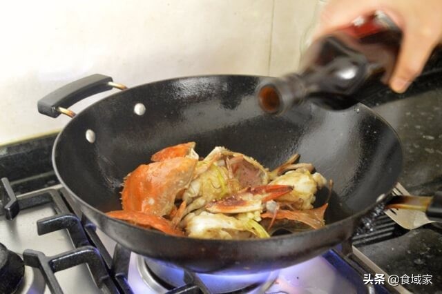 葱姜炒螃蟹虾的家常做法,炒葱姜螃蟹的家常做法