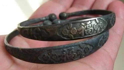 戴金镯手腕发黑,戴银手镯手腕一圈总是发黑为什么