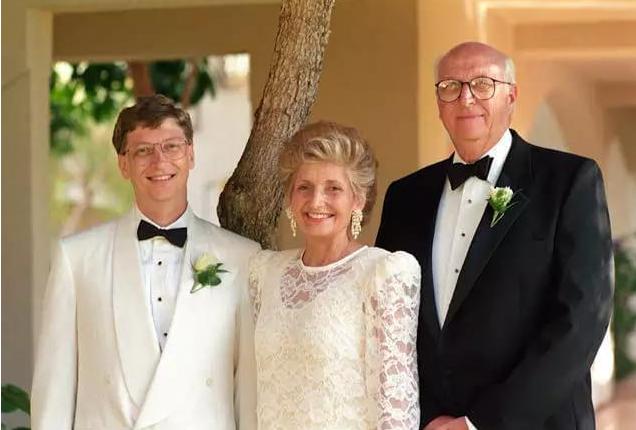 比尔盖茨传奇一生,比尔盖茨的一生经历详细