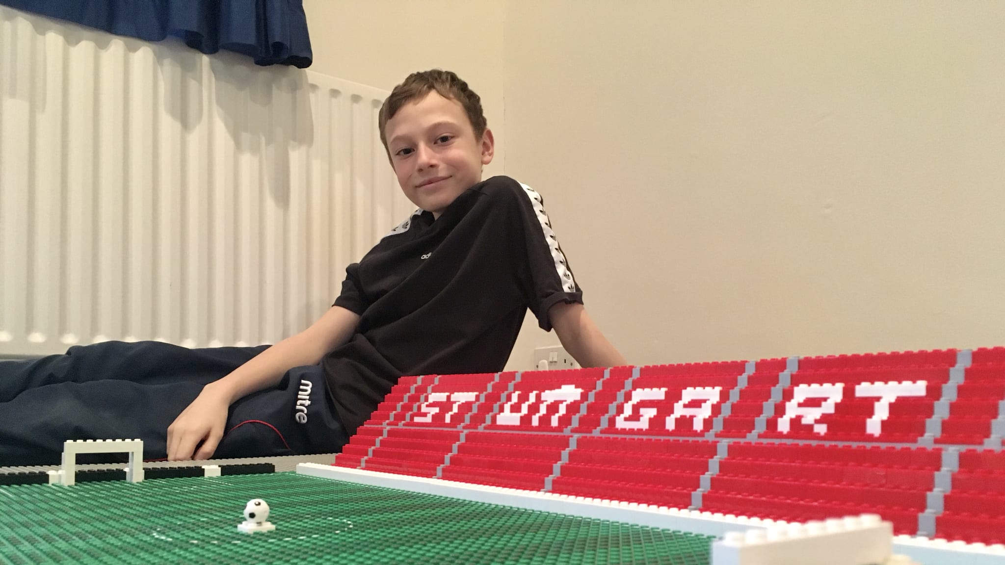 乐高积木搭建足球场,小朋友在足球场拼乐高