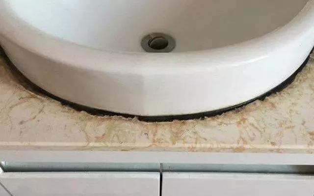 洗菜池台面缝隙发霉,洗碗池旁边发霉变黑小妙招