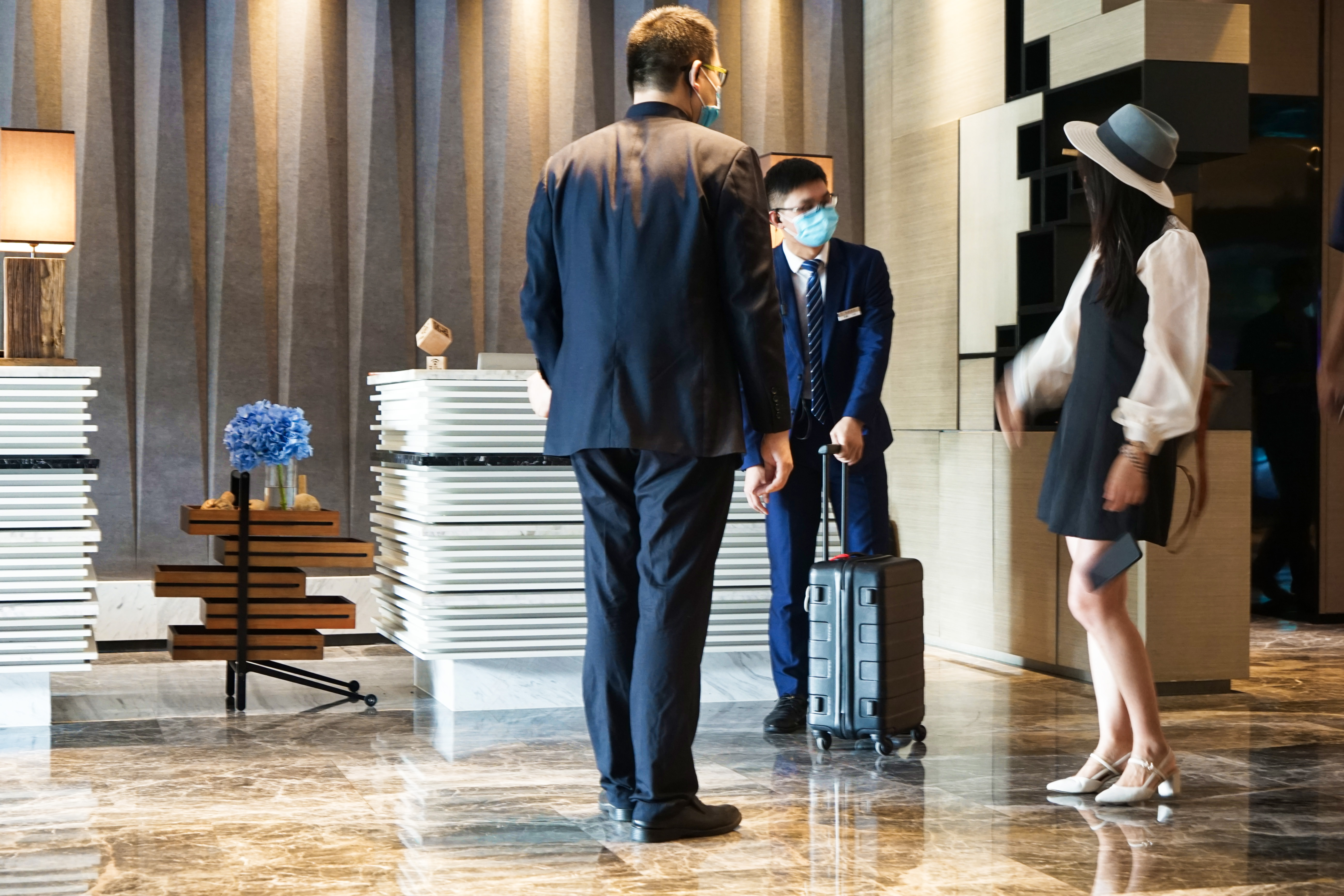 女子在酒店遇到奇葩客人,美女遇到奇葩保镖