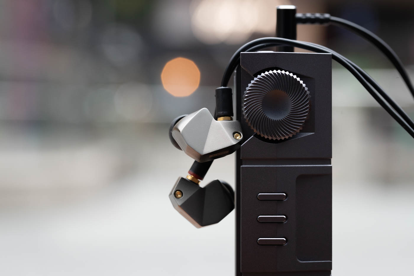 你要的是这个金耳机，这个银耳机，还是这个铁耳机呢？