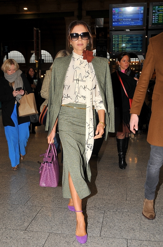 贝嫂深蓝色风衣大衣搭配,驼色贝嫂裤穿搭秋冬