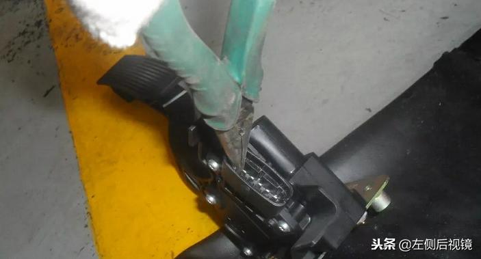 车加油门没反应是怎么回事,加油门偶尔有滋滋声解决办法